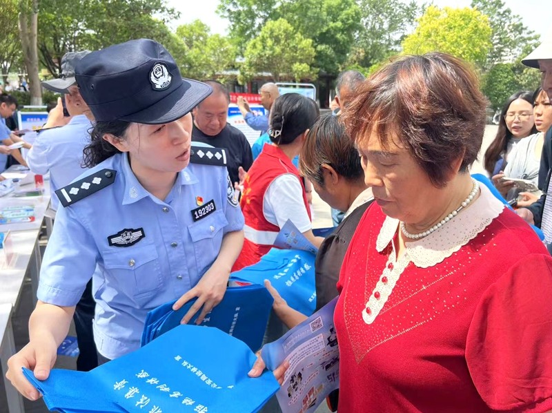 與民同心 為您守護(hù) 鞏義市經(jīng)偵大隊(duì)開展主題宣傳活動(dòng)助力市場調(diào)查